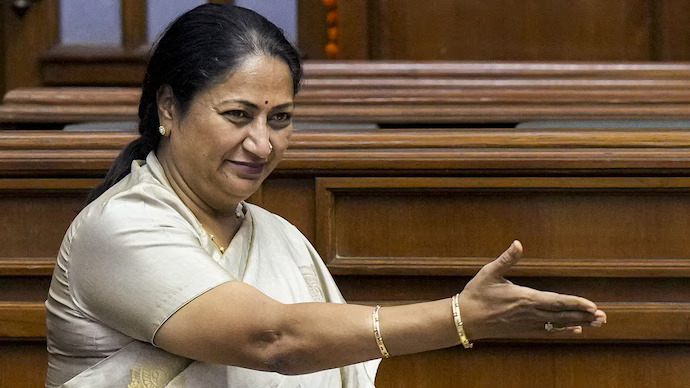 दिल्लीवालों को रेखा सरकार का तोहफा: अब 1.20 लाख आय वाले भी बनवा सकेंगे राशन कार्ड, 7.71 लाख अपात्र नाम हटे